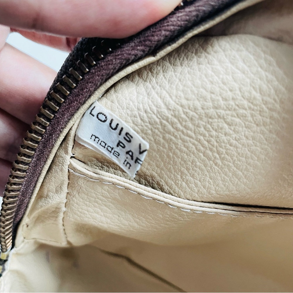 Louis Vuitton Monogram Pouch Crossbody 💖 - Picture 10 of 15